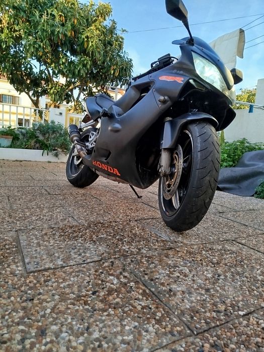 Vende se.  CBR 600 sport muito bem estimada