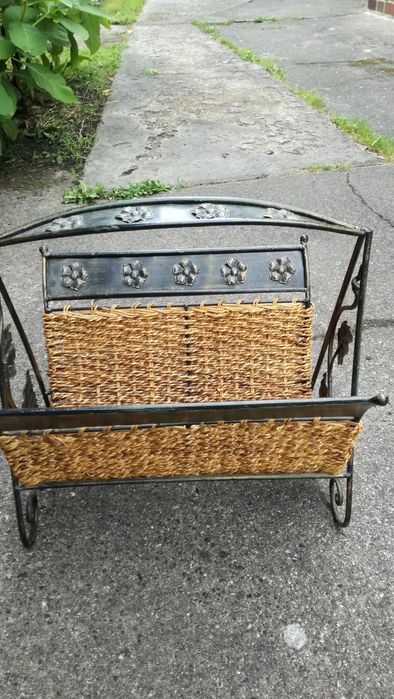 Gazetnik, stojak na gazety,gazeciarka