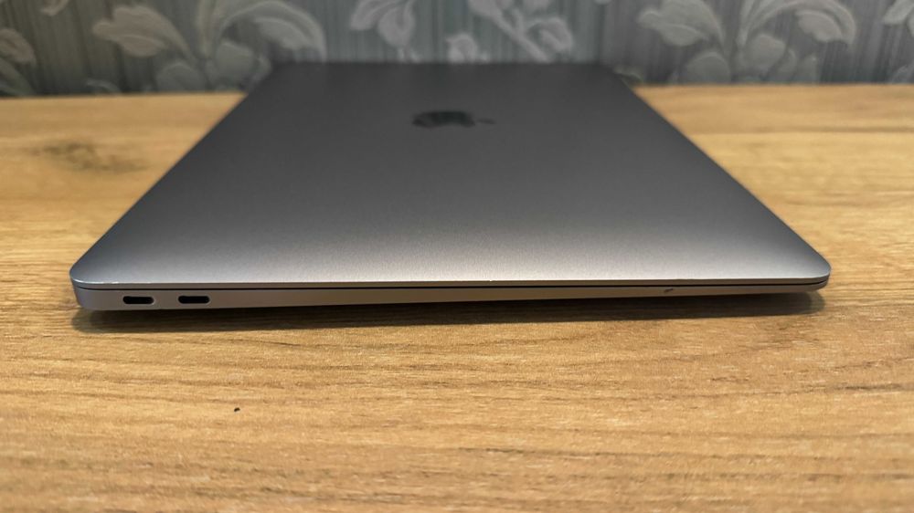  MacBook Air 13 2020 M1 16GB RAM 512GB SSD Space Gray