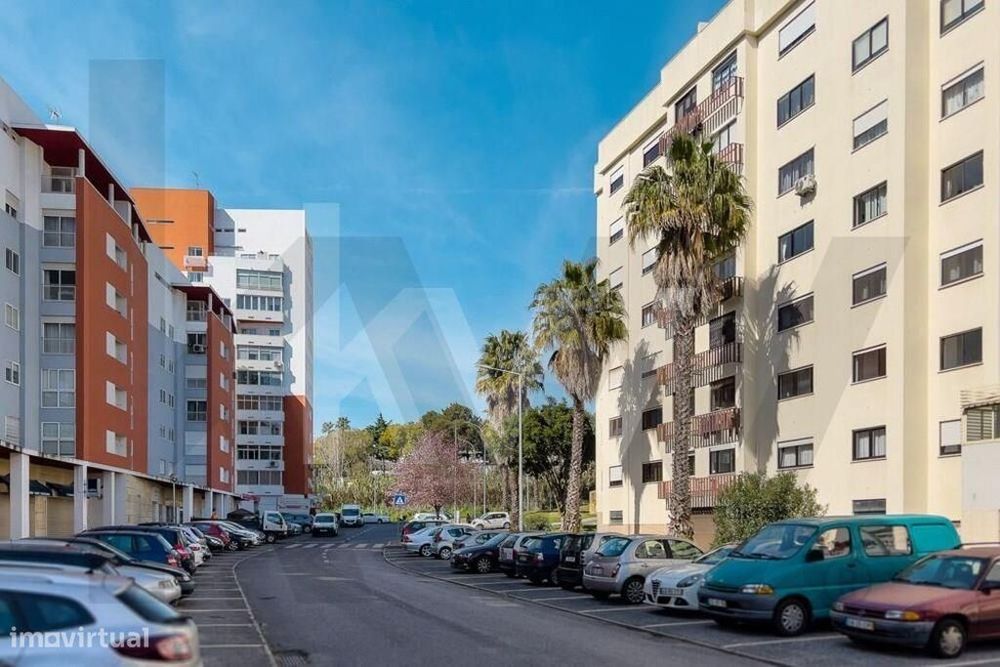 T2 Remodelado em ALFRAGIDE - Excelente Localização