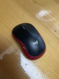 Mała myszka Logitech M-185 czerwono czarna