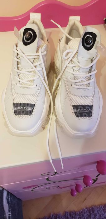 Кросівки жіночі нові