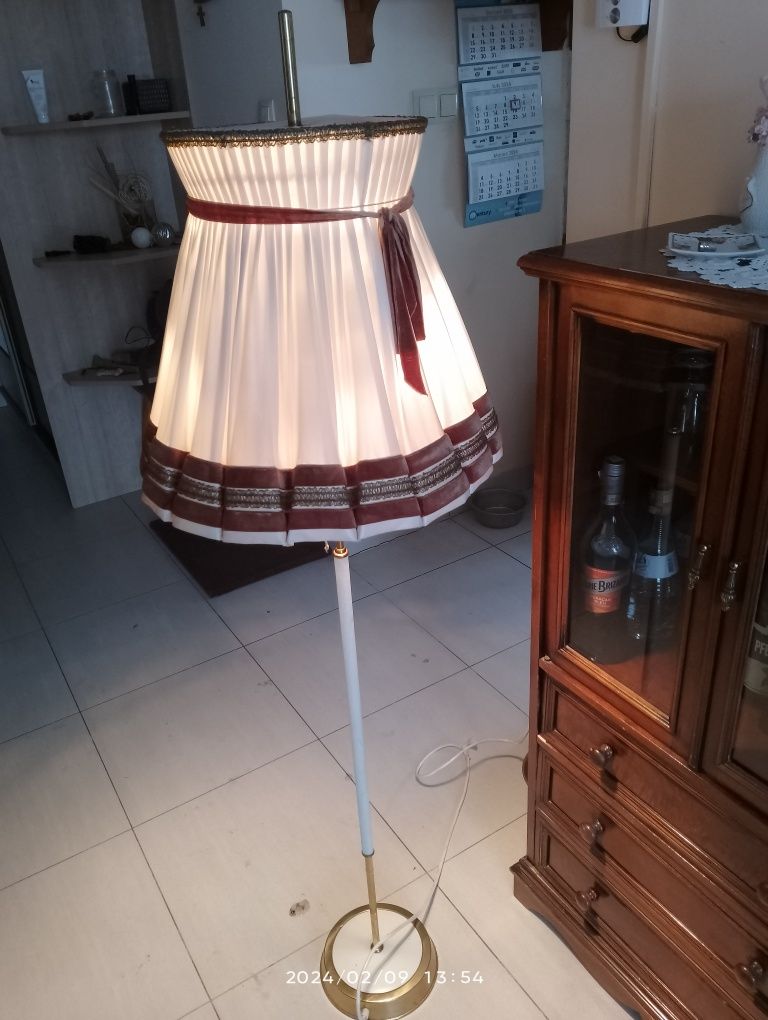 Lampa podłogowa z abazurem