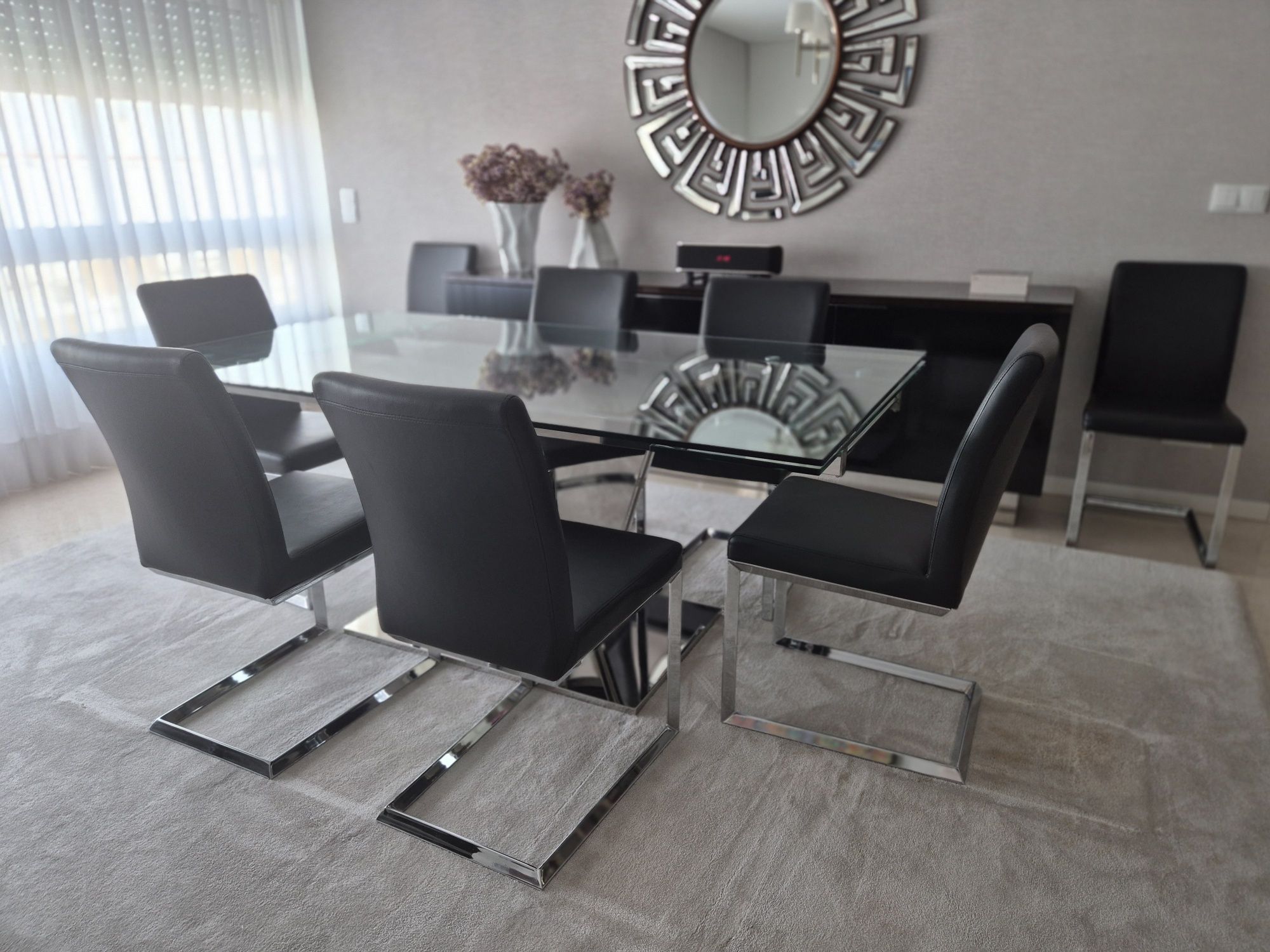 Mesa de jantar em inox e vidro com 8 cadeiras