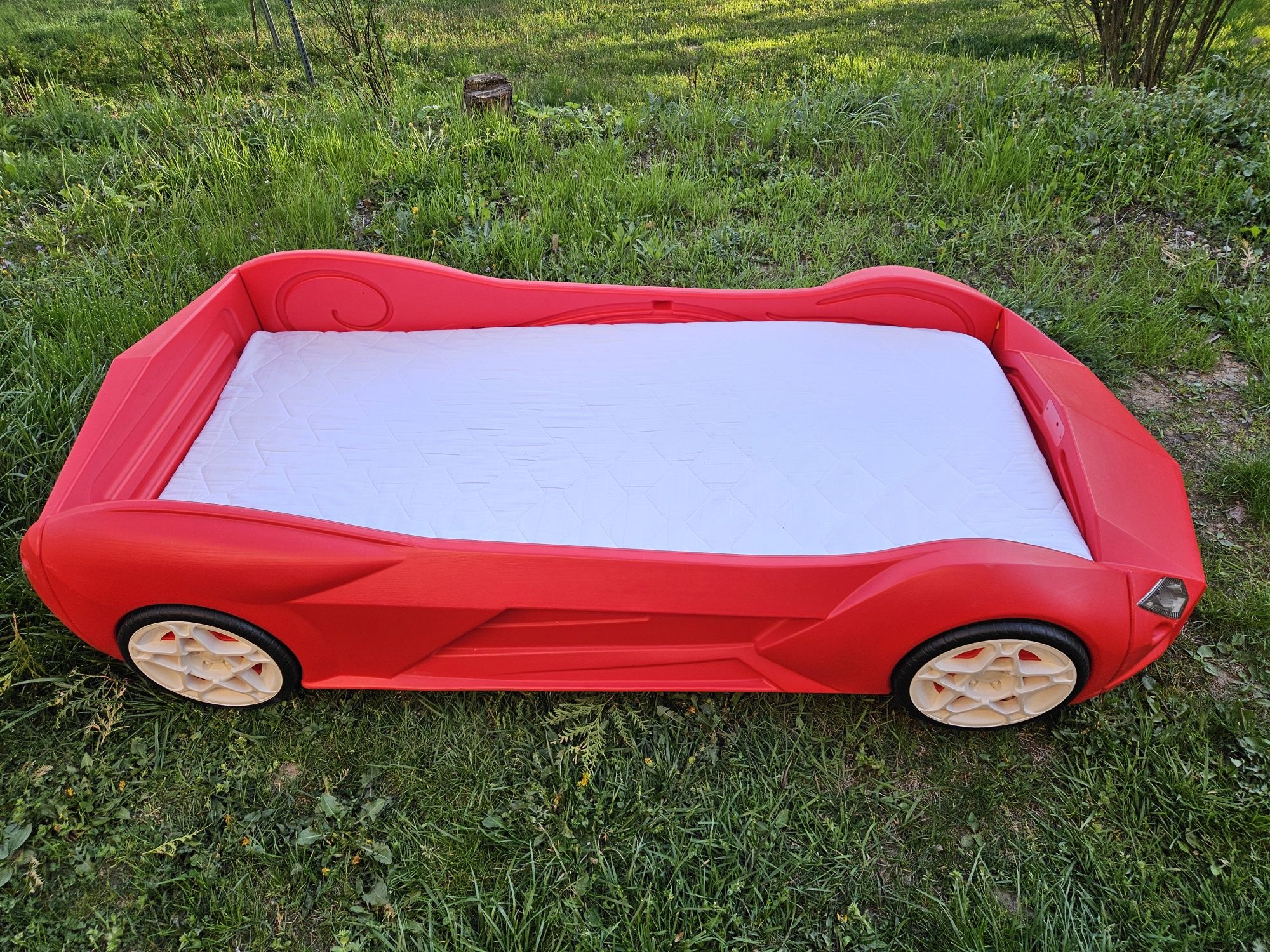 Piekne czerwone łóżko samochód lamborghini