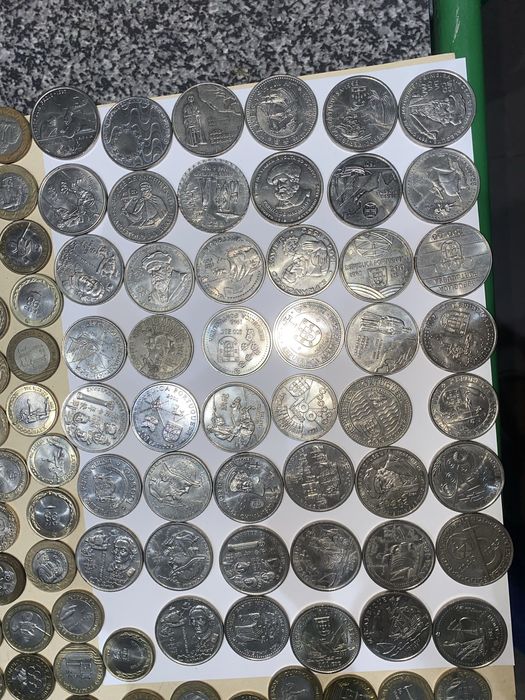 Moedas de 200 e 100 escudos