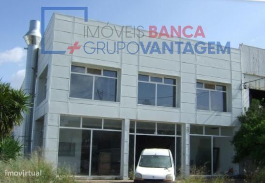 Excelente armazém com 1080m2 situado na Estrada Nacional EN4, na sa...