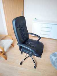Fotel Krzesło biurowe SKODSBORG czarny skóra ekologiczna (JYSK)