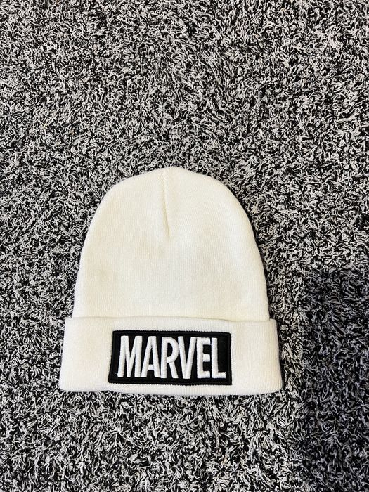 Шапка жіноча біла