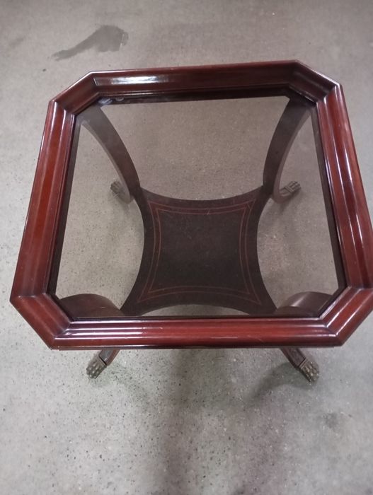 Mesa de centro em madeira maciça envernizada de cor mogno com tampo