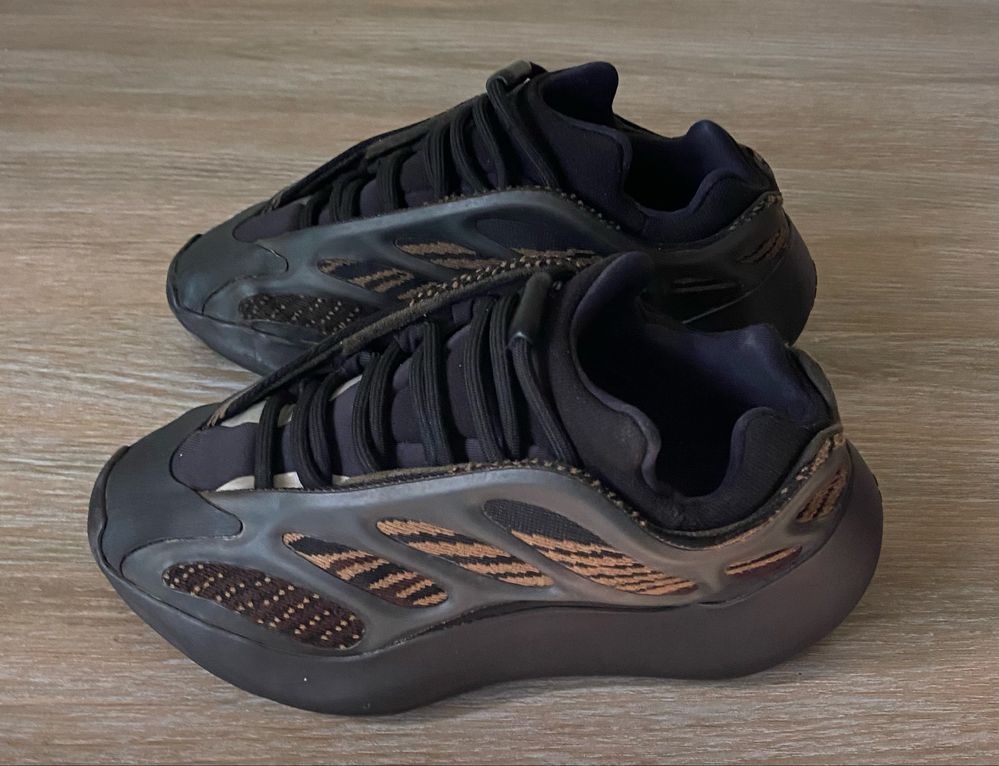 Кроссовки Adidas Yeezy 700 v3 black p 36 оригинал