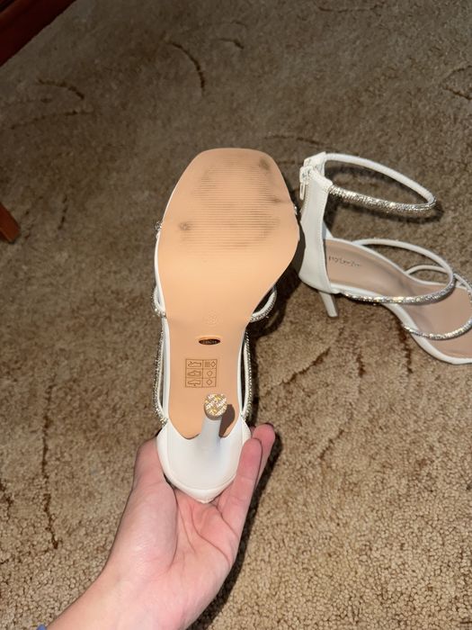 Білі босоніжки на шпильці зі стразами