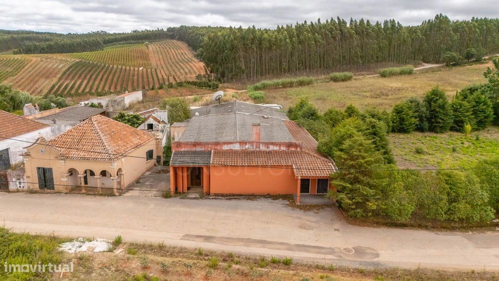 Edíficio térreo com uma área de construção de 524m2 inserido num te...