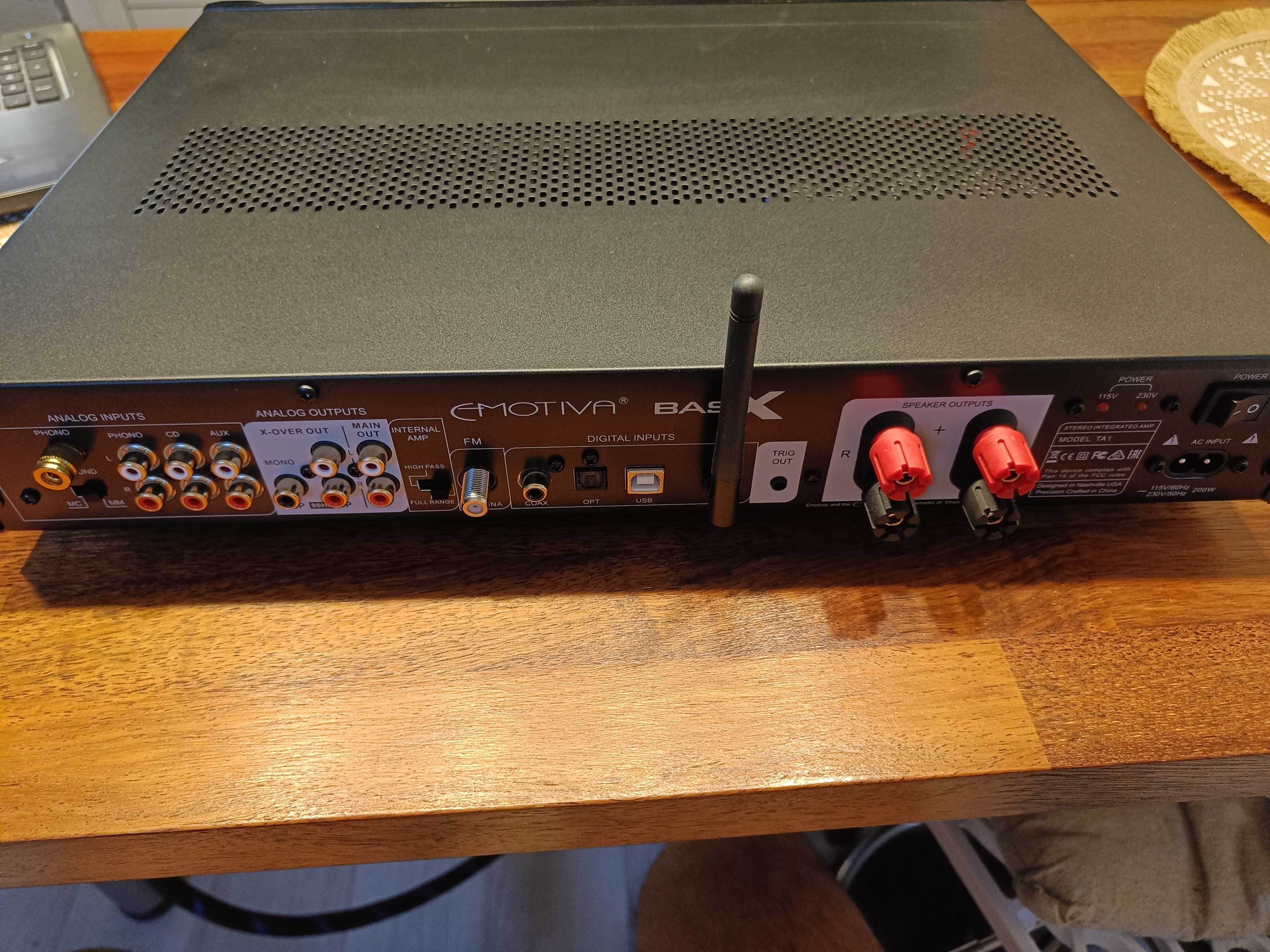 Wzmacniasz stereo EMOTIVABassX TA1 z solidnym kablem.