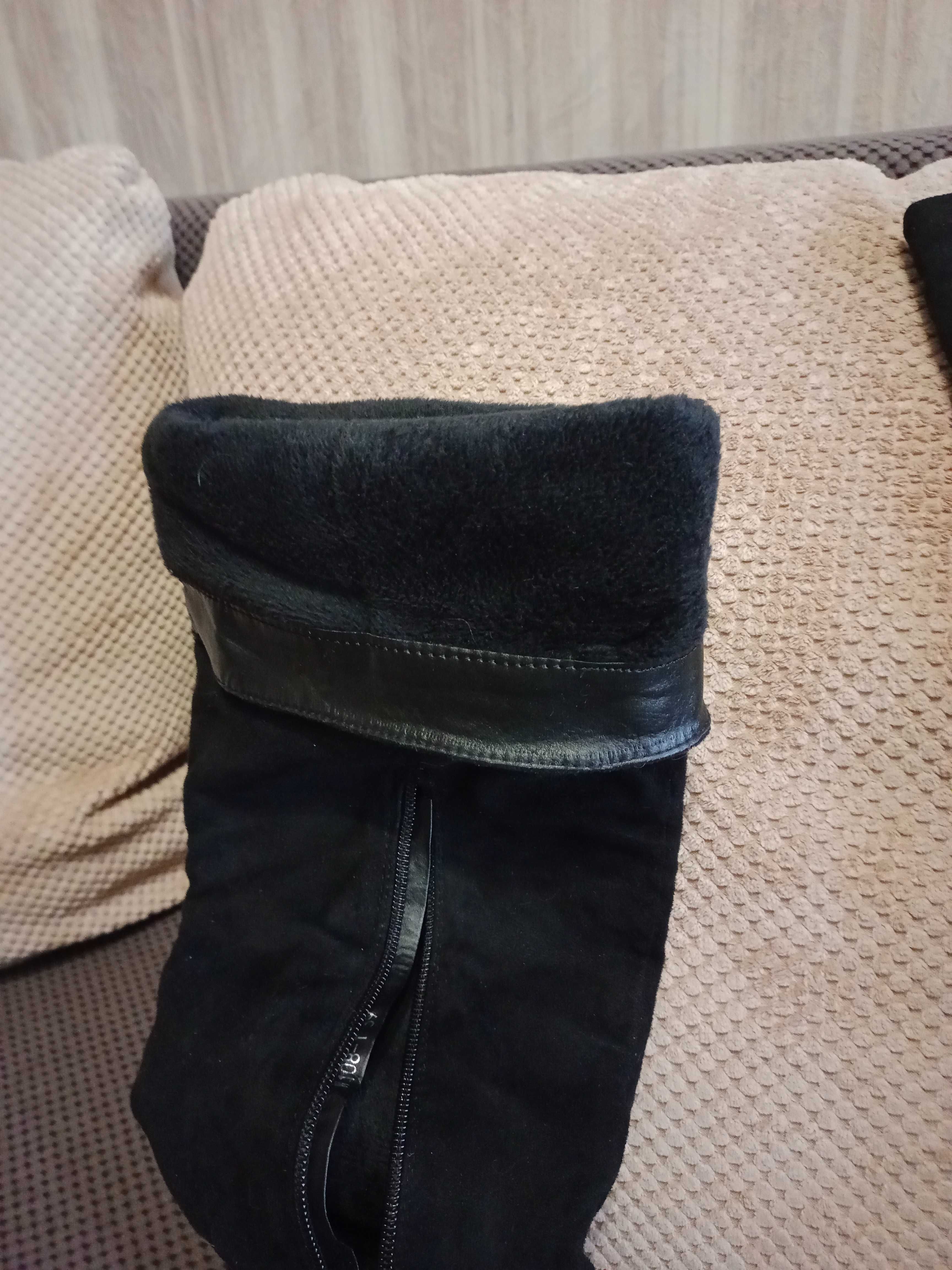 Продам женские, замшевые сапоги