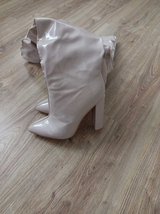 Чудові лакові високі сапоги