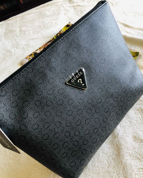 GUESS kosmetyczka bezowa lub ciemno szara