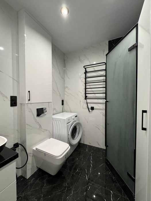 Здається   2к ЖК Віницький
Площа 67кв м
Поверх 9/9 ще є тех поверх
Дор