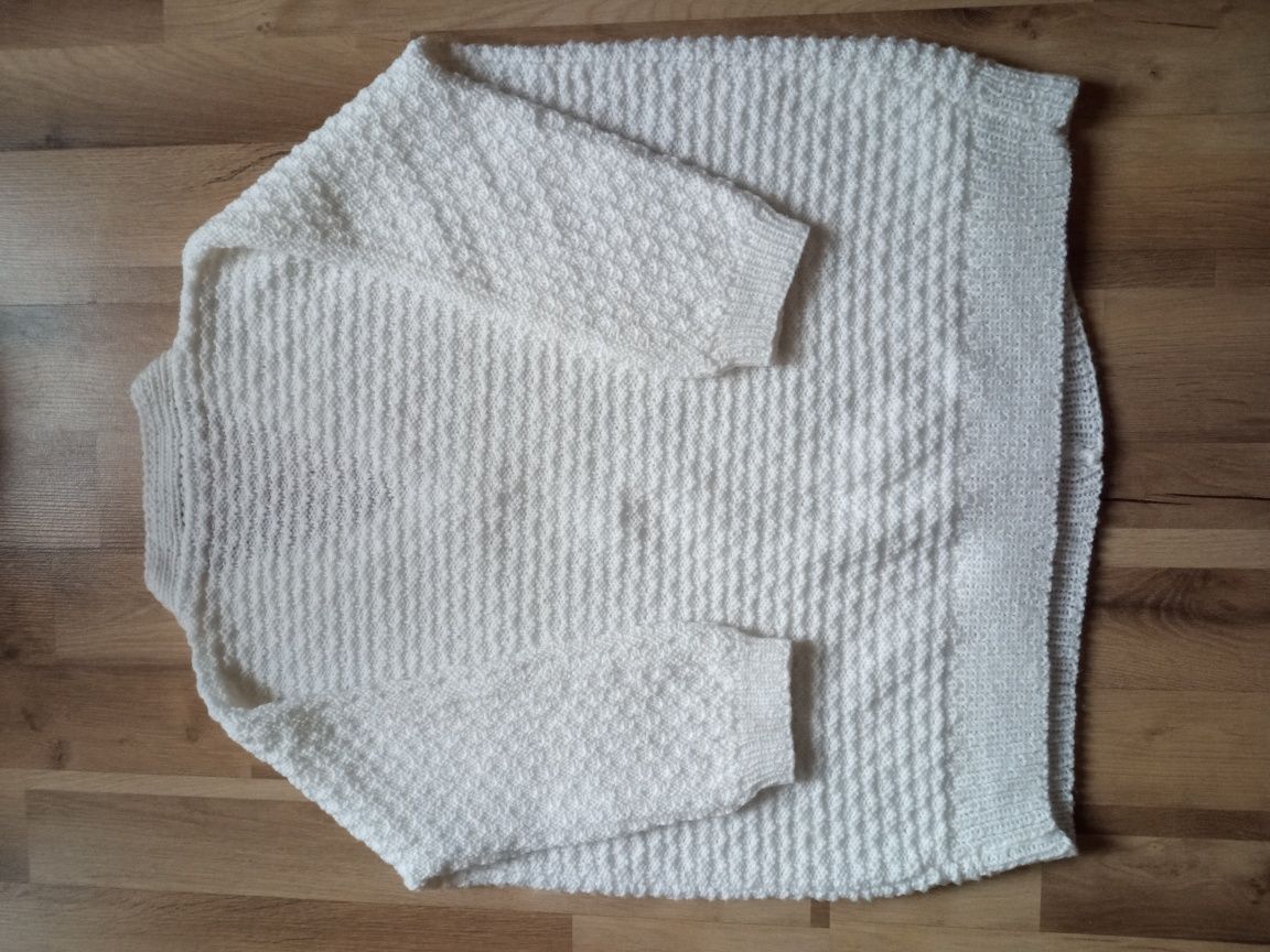 Biały sweter oversize