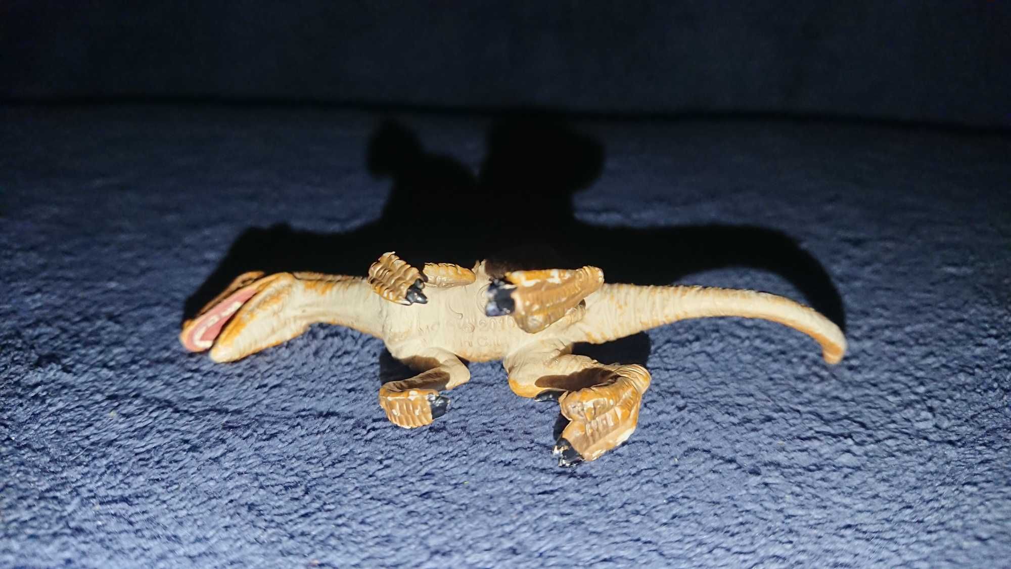 Figurka Velociraptor Mojo 2010