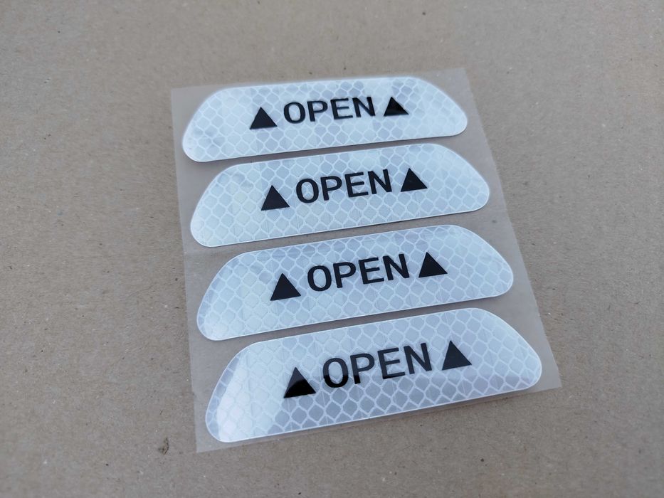 Сигнальні наклейки на двері автомобіля