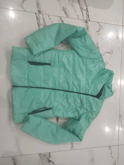 Куртка, вітровка на дівчину