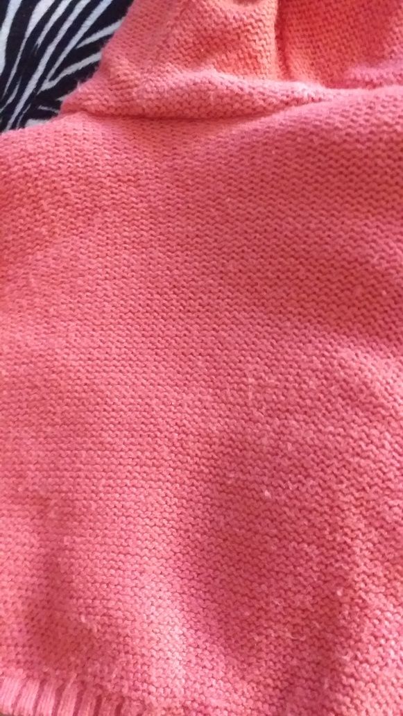 Cieplutki sweterek roz.62.