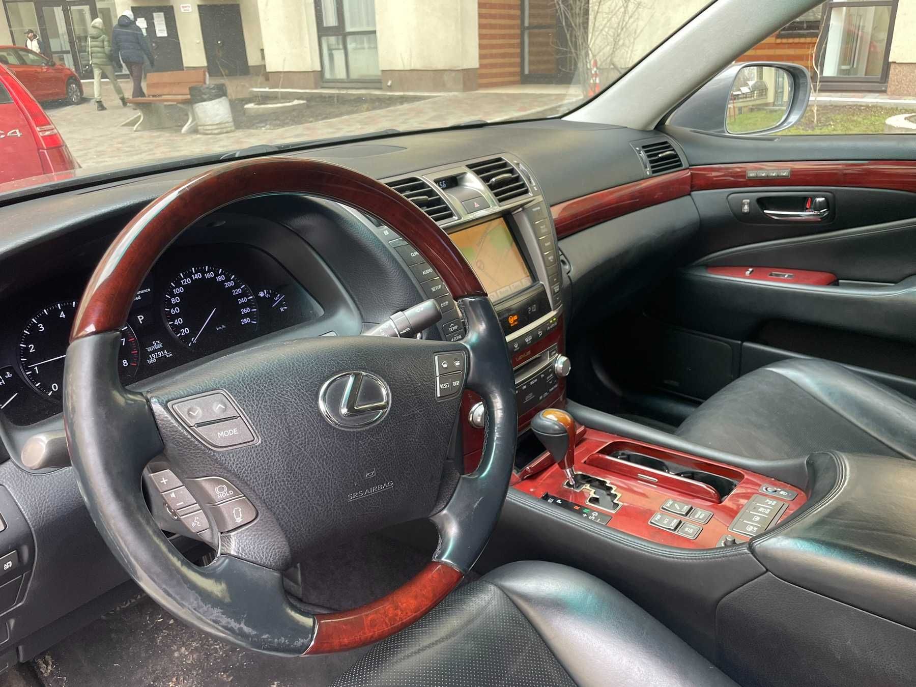 Продаж  Lexus LS 460, рік випуску 2012