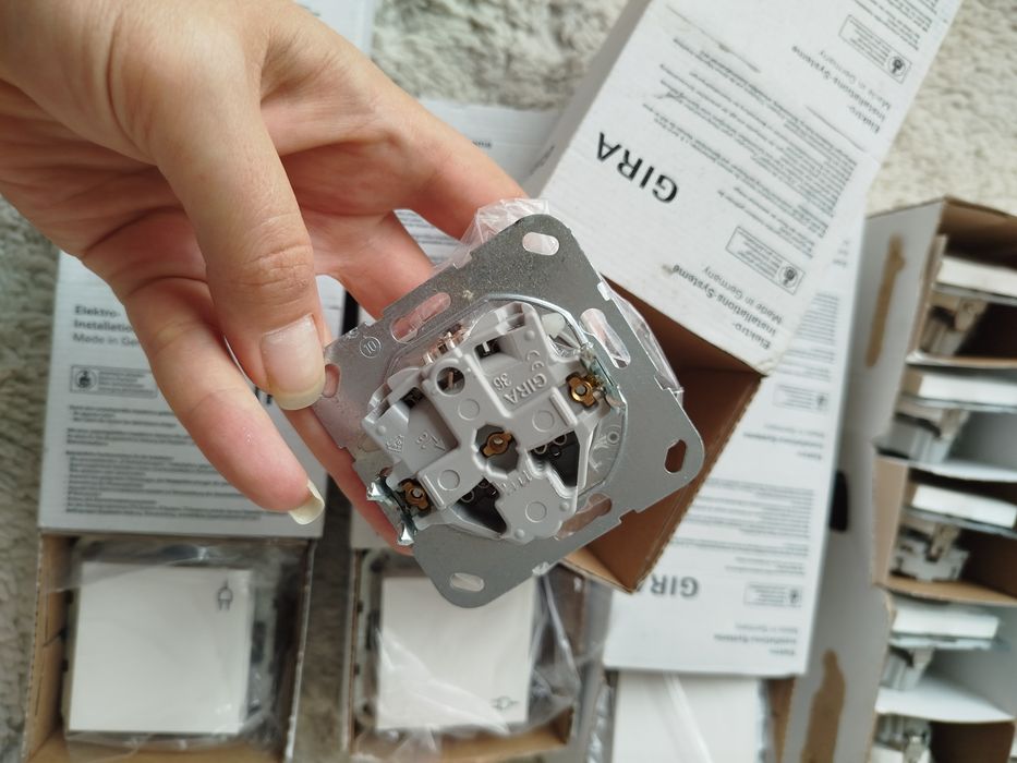 Розетка 55 білий Gira