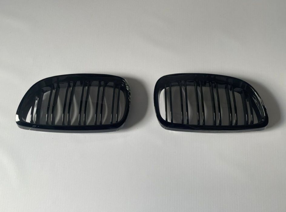BMW E90 E91 Nerki Atrapy Przedniego Grilla Polift Czarny Połysk
