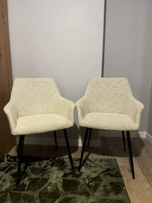 Witam,mam na sprzedaż 2 krzesła uzytkowane w salonie przez 3 msc