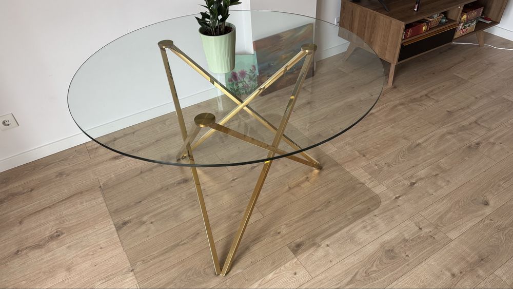 Mesa moderna e com tampo de vidro sem nenhum dano no vidro.