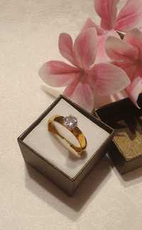 Piękny pierścionek w kolorze złota z diamencikiem 20