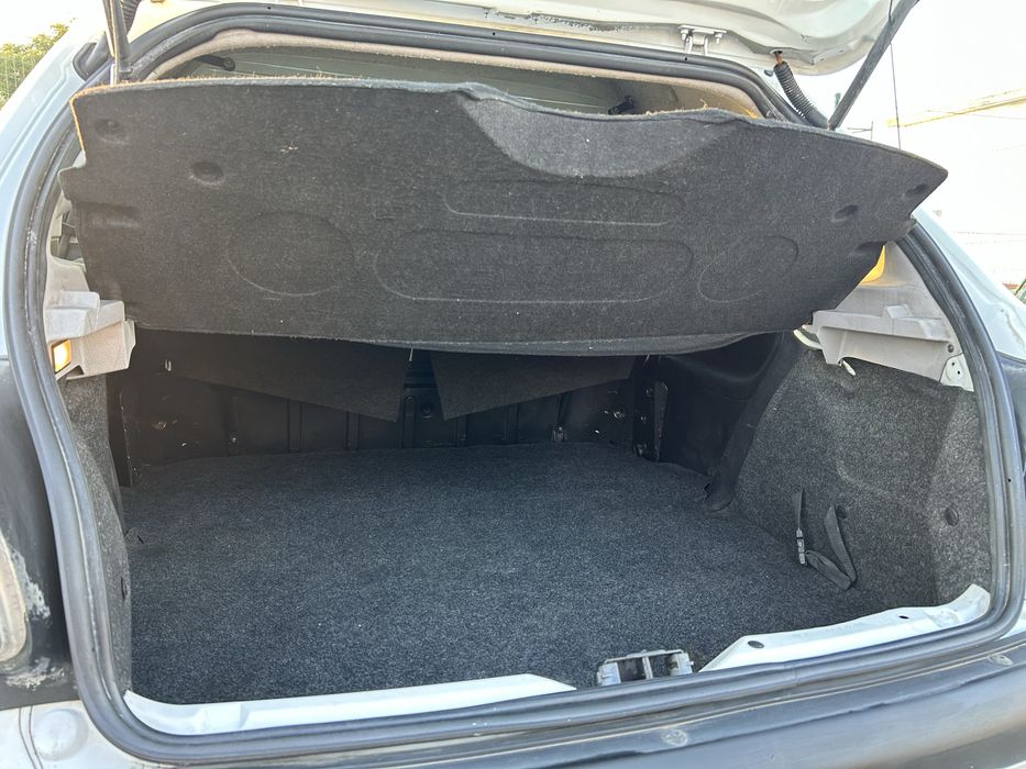 Peugeot 206 1.9D (2000) – Económico, Fiável e Pronto a Circular!