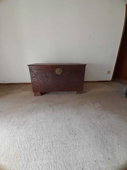 Arca de madeira trabalhada(relevo) principio dos anos 80 como nova