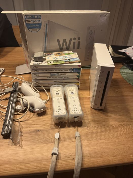 Nintendo Wii + 8 Gier (Mario Kart, Mario Tenis, Mario Strikers)