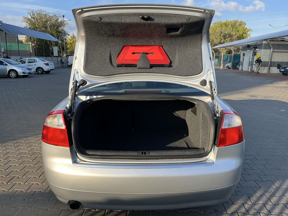 Audi A4 1.6 бензин