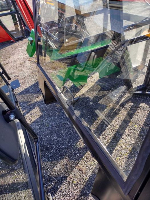 CZĘŚĆ do ciągnika- NOWA KABINA- bez błotników