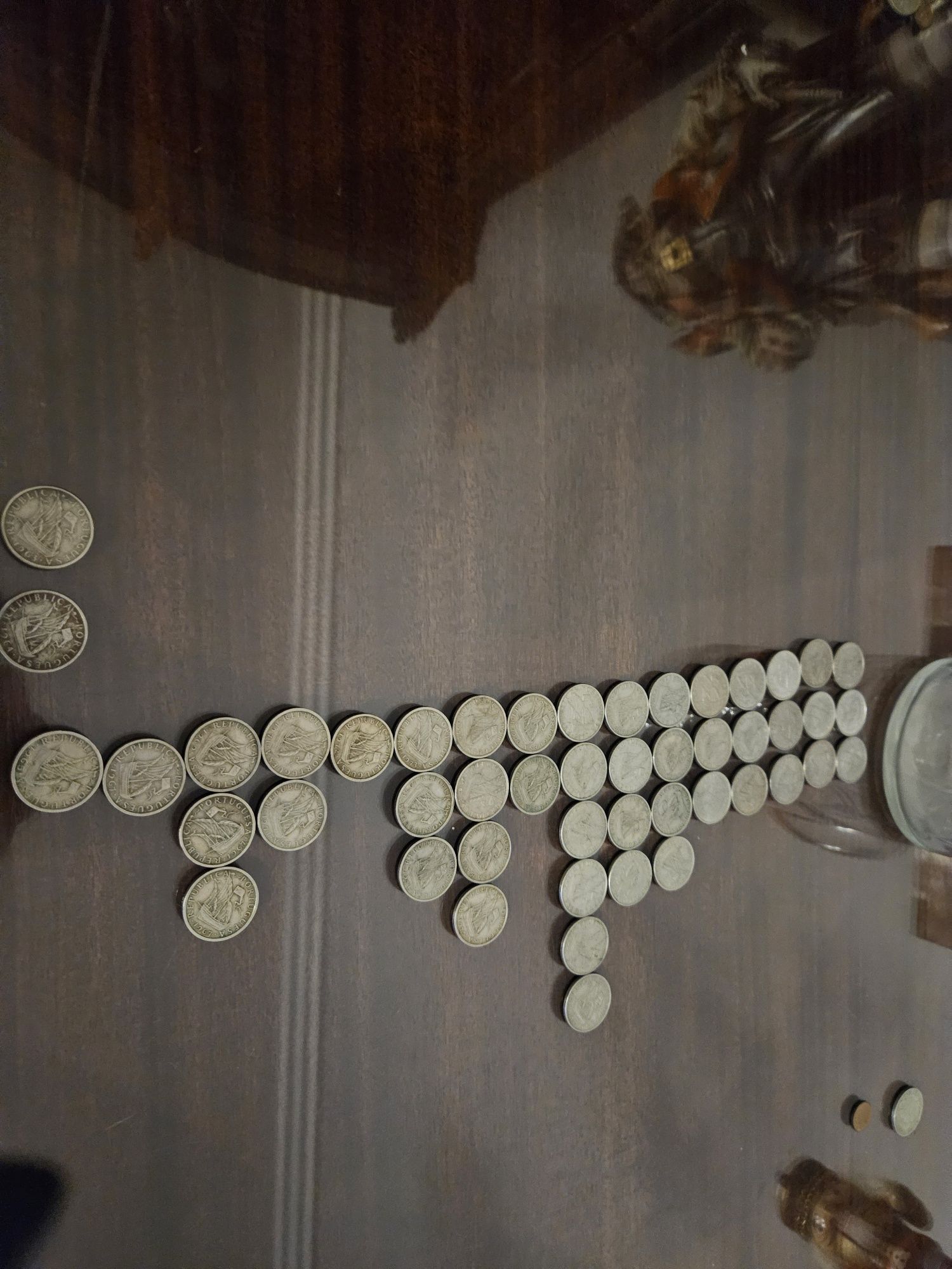 Moedas de 5 escudos dos anos entre 1963 e 1985
