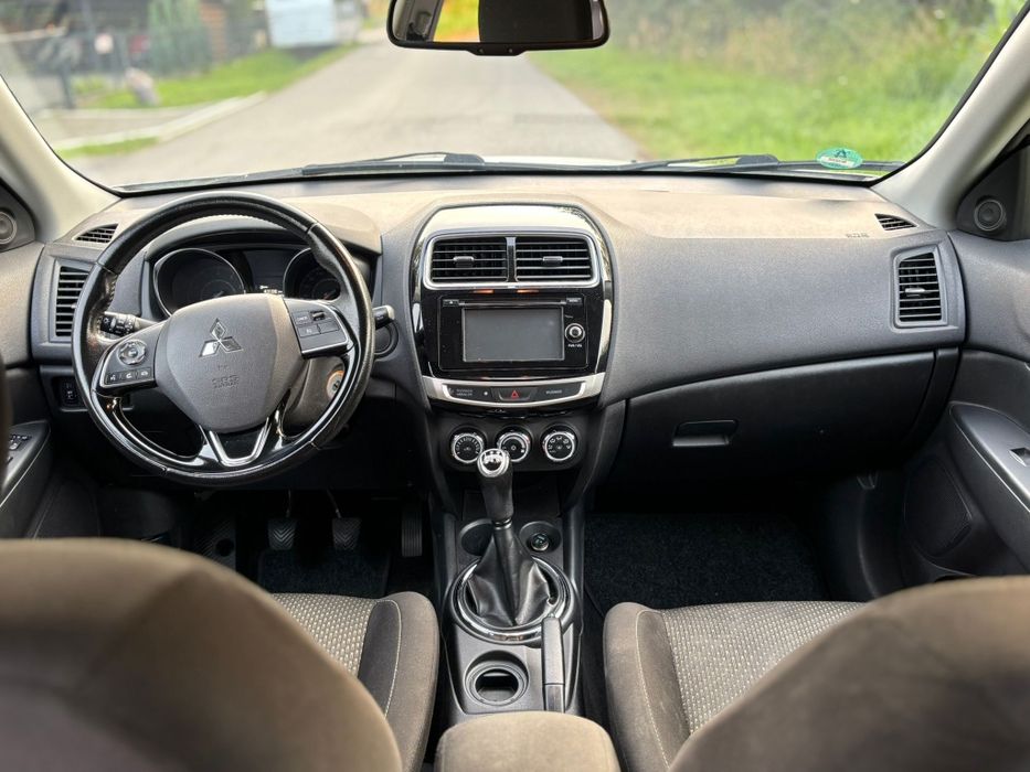Sprzedam używany samochód osobowy marki Mitsubishi ASX z 2016 roku.