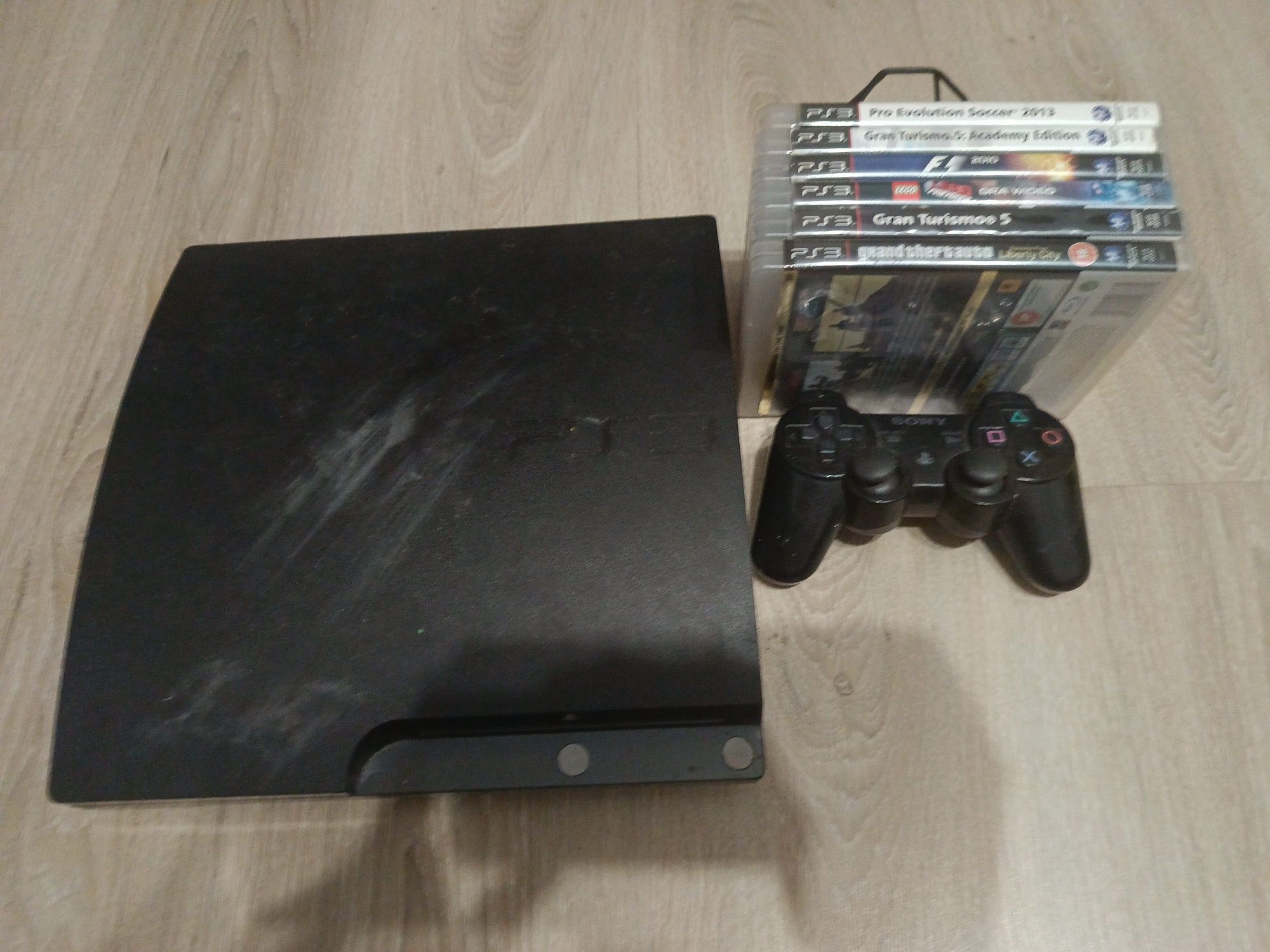 PlayStation 3 z padem i grami