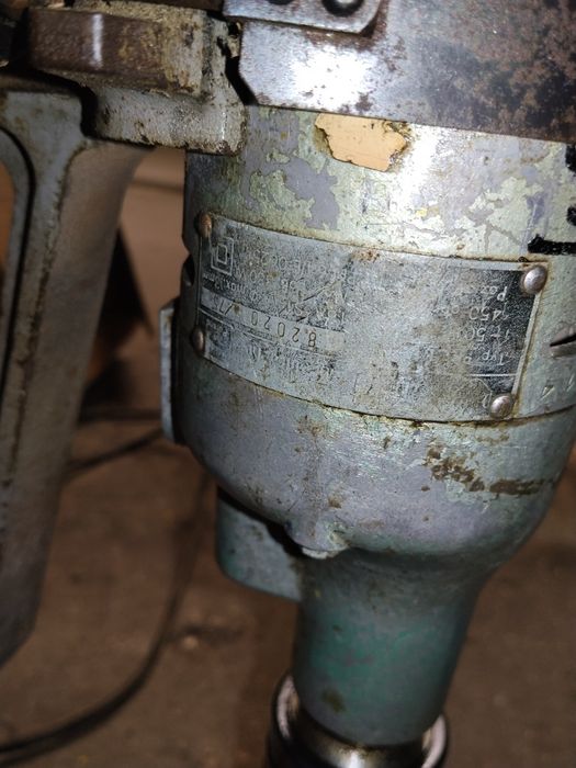 Statyw stojak do wiertarki stołowej.