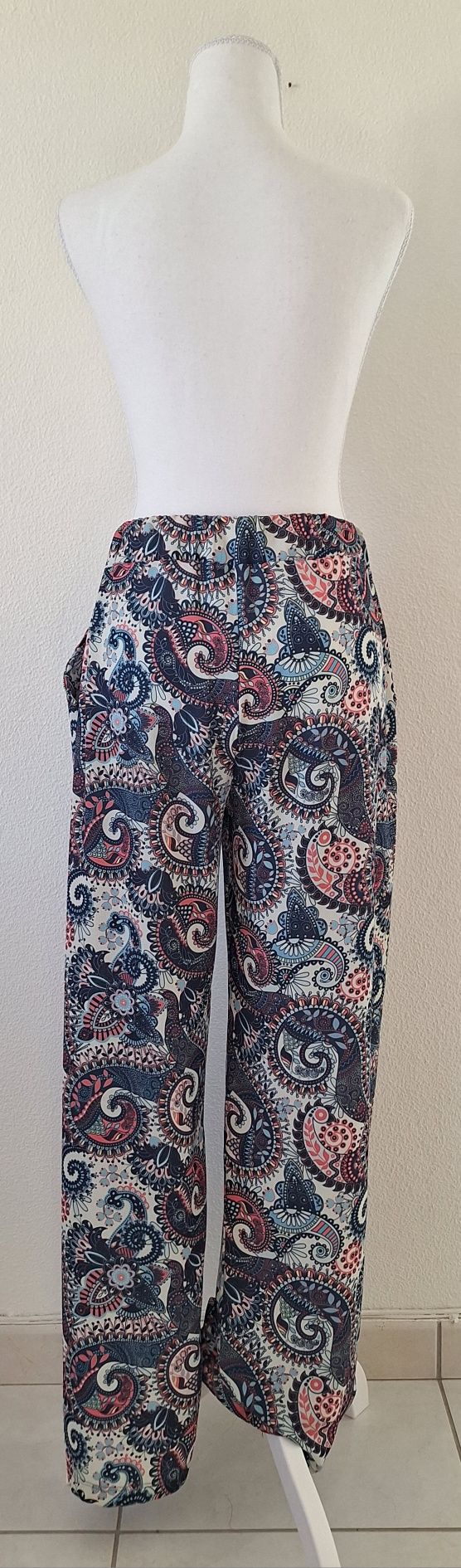 Calça multicolorida (Le Mode)