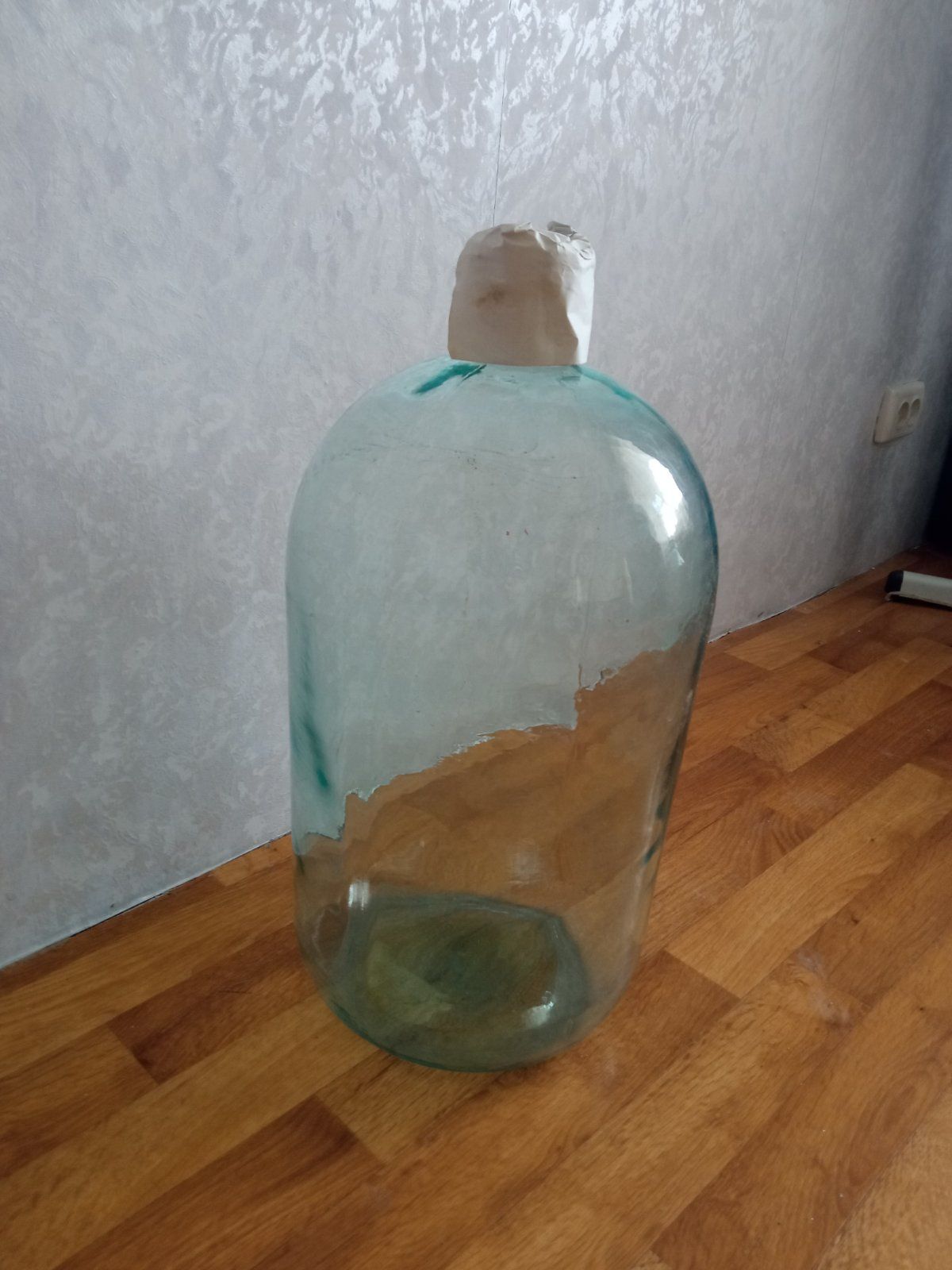 Продаю 3 стеклянных бутыля