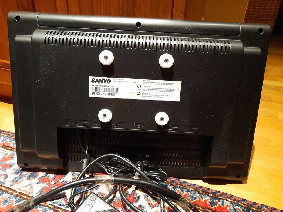 Televisão Sanyo com suporte de parede