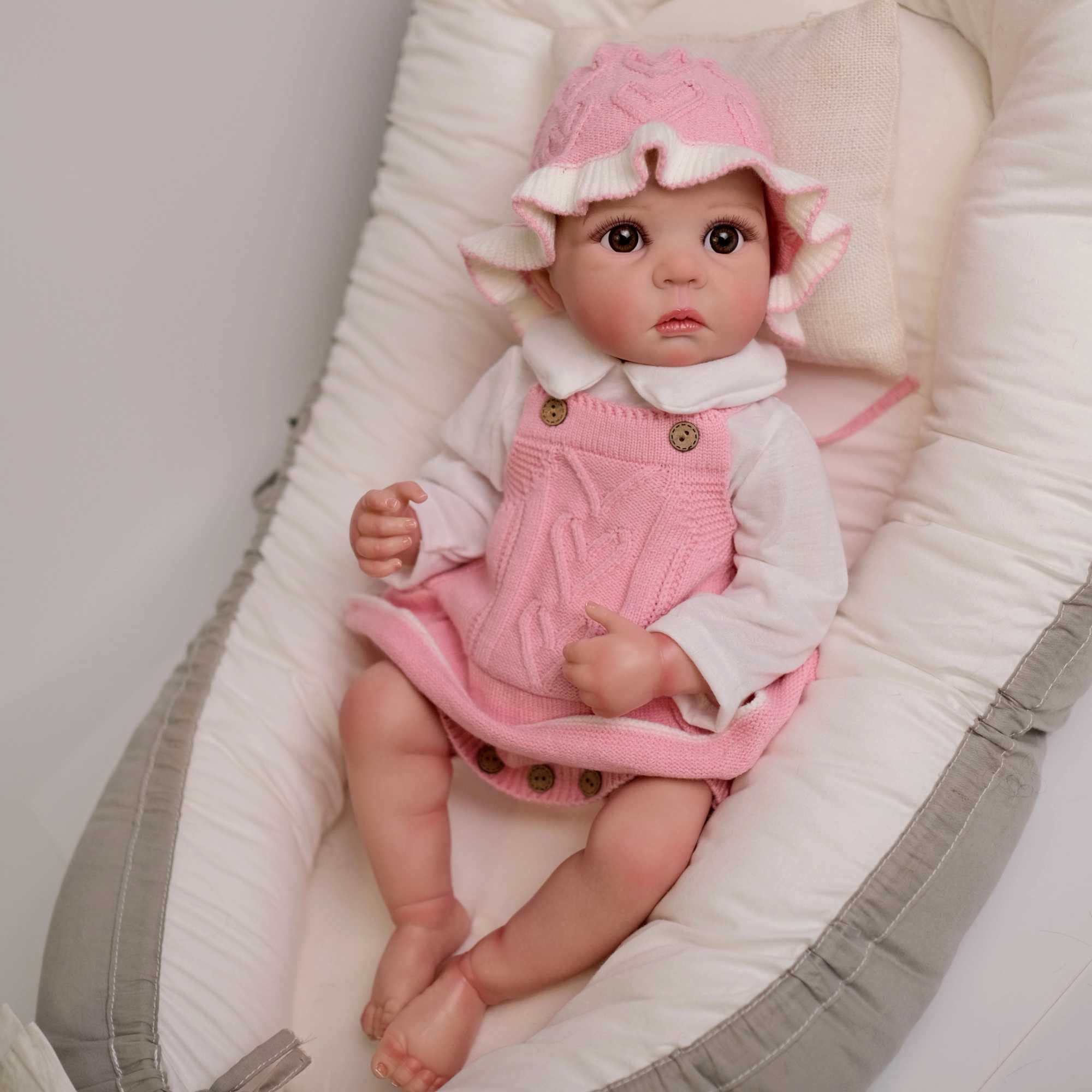 LALKA typu reborn w słodkim kapelusiku