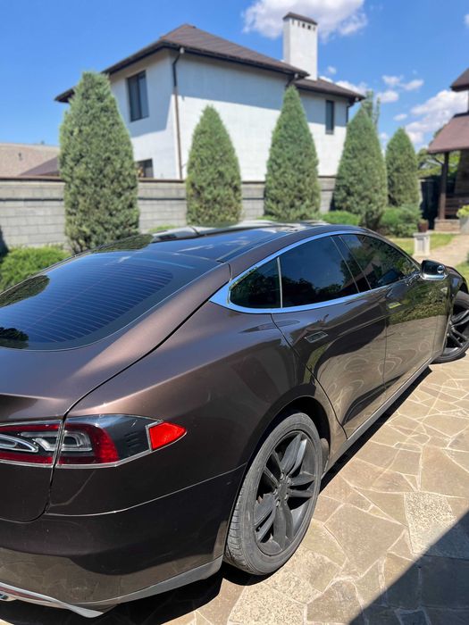 Tesla model S 60кВт 2013