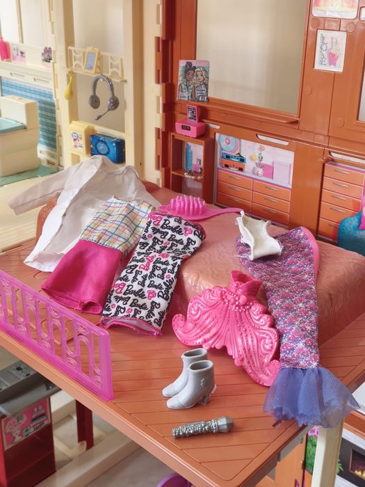 Casa da Barbie com bonecas e acessórios
