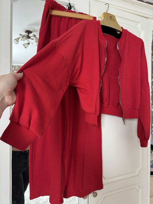 Стильний червоний костюм в стилі Зара