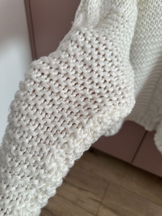 Kremowy sweter warkocz z wełną